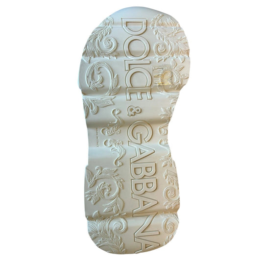 Decorative shoe ornament with intricate design