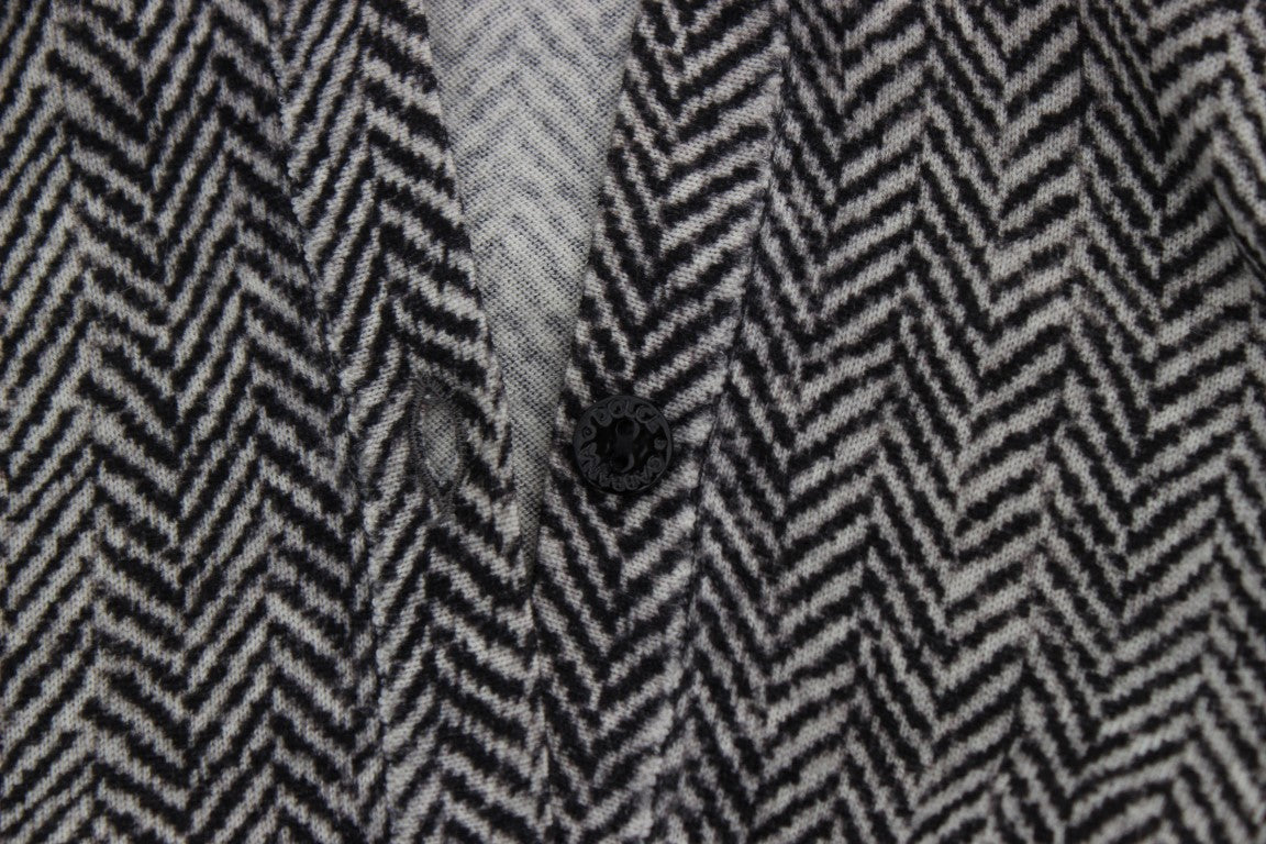 Knitted fabric with zigzag pattern
