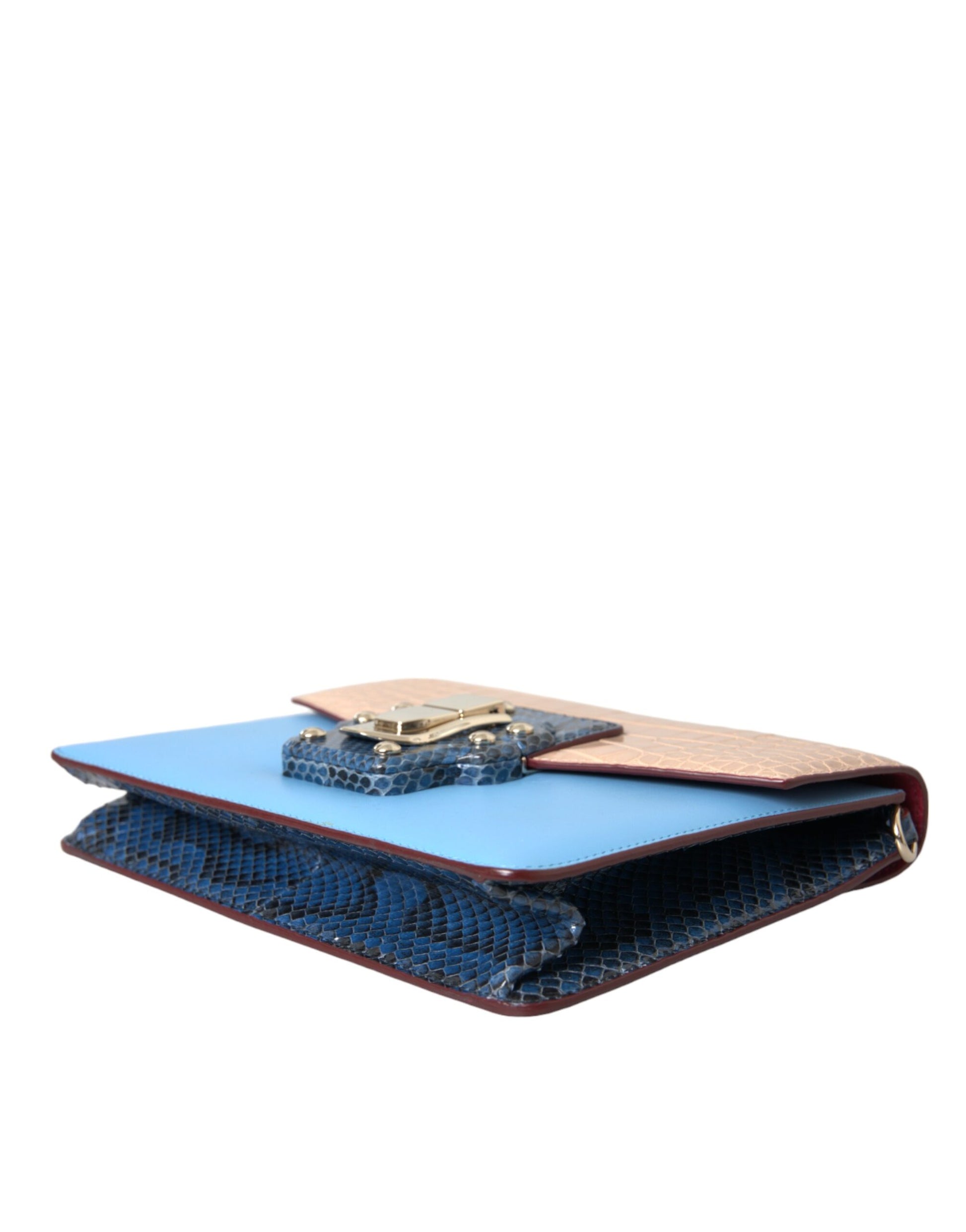Closed wallet with multiple compartments