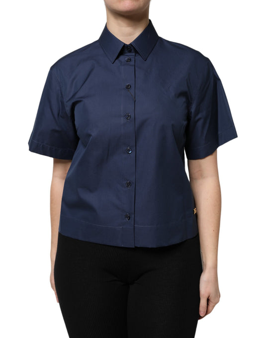 Woman wearing blue shirt with short sleeves