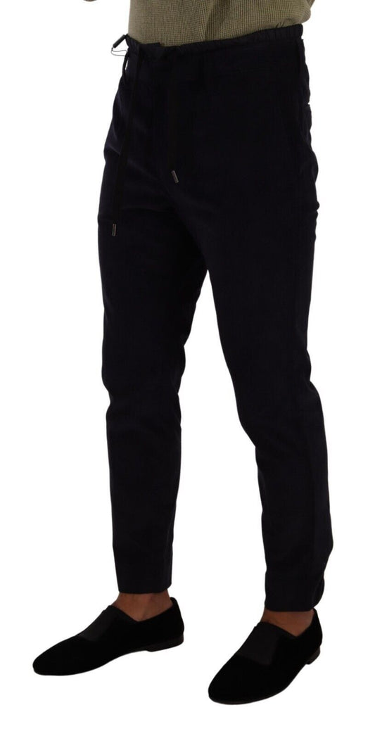 Man wearing black shoes, pants, shirt, and tie