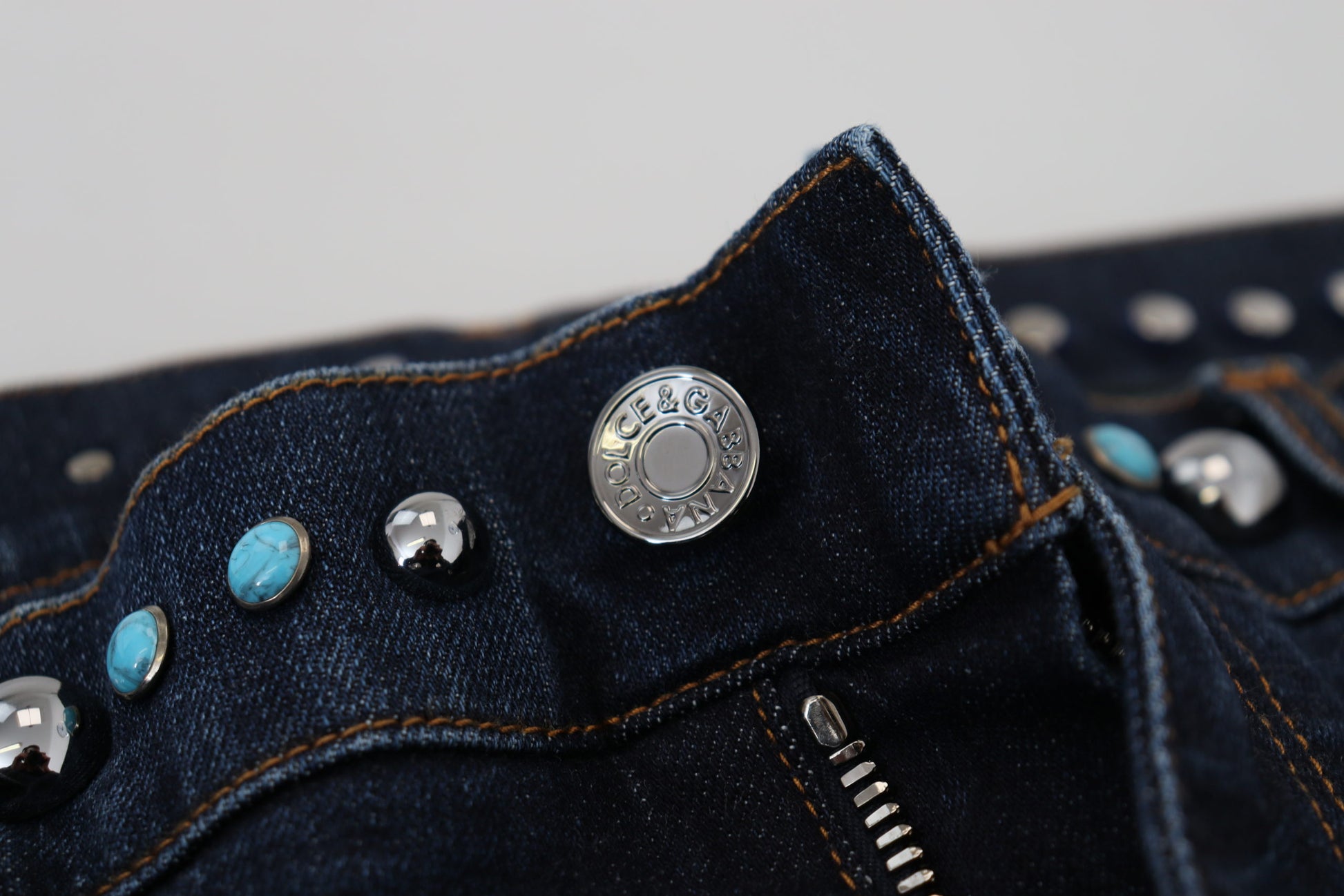 Denim jeans with zipper and buttons on front