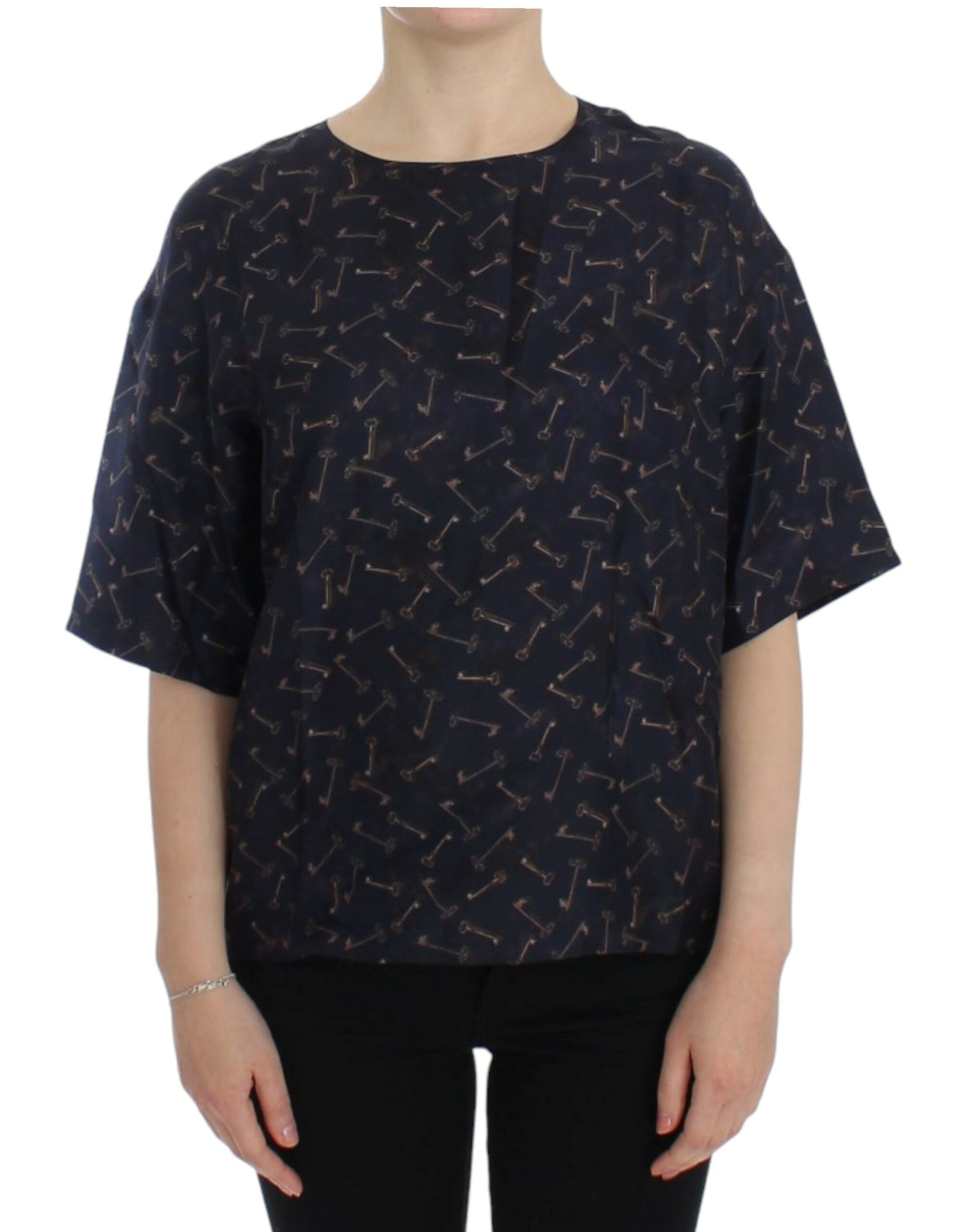 Woman wearing a navy blue blouse with patterned sleeves