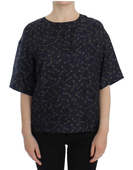 Woman wearing a navy blue blouse with patterned sleeves