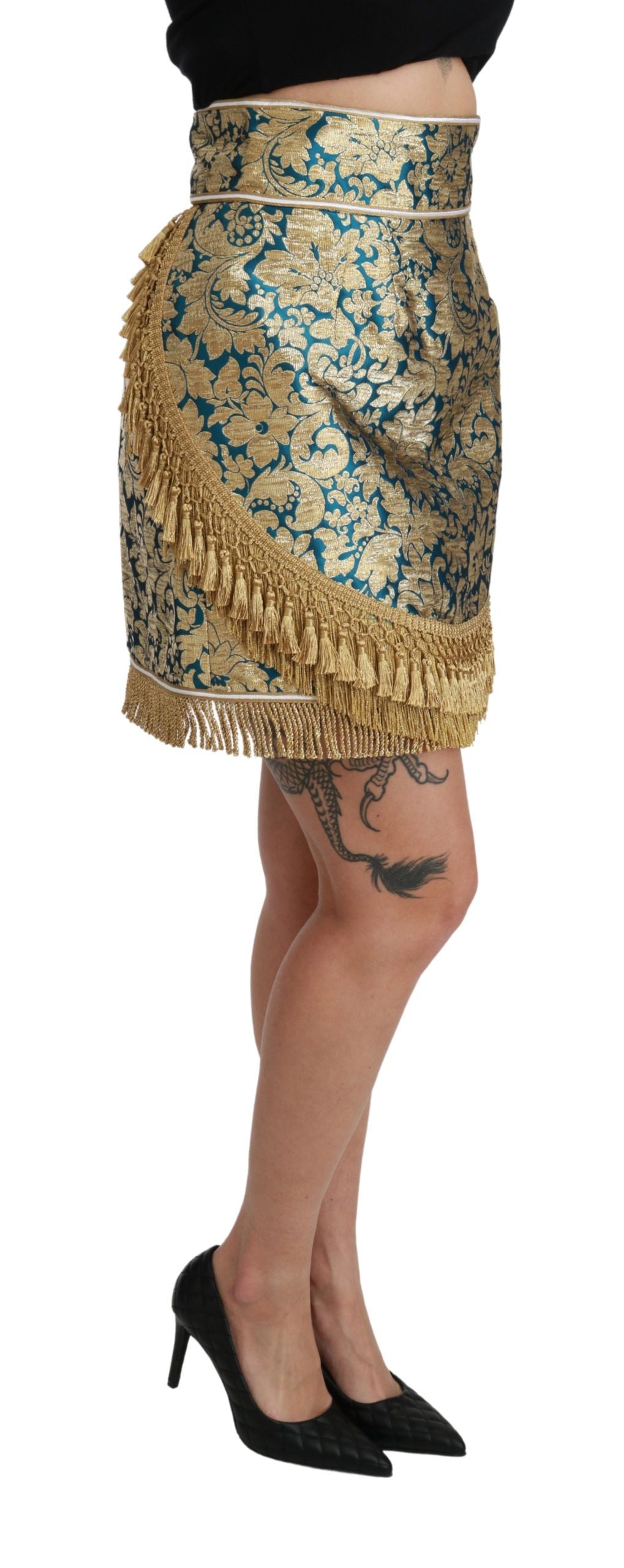 Woman wearing a skirt with fringe details