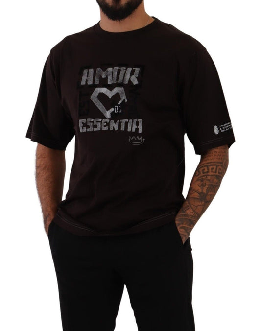 Man wearing a brown t-shirt with white lettering