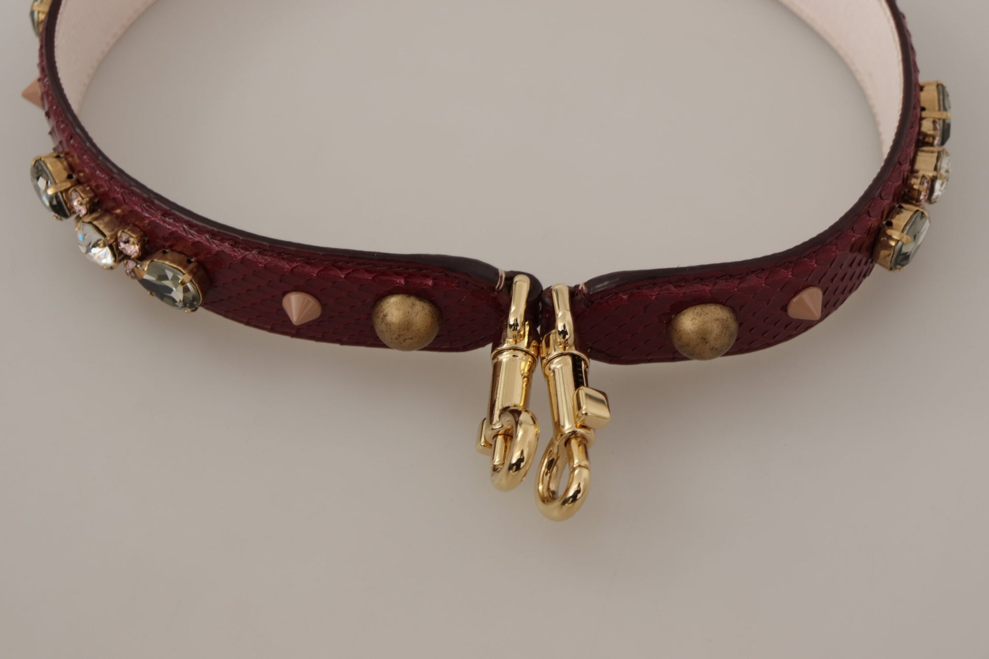 Decorative collar with gold accents