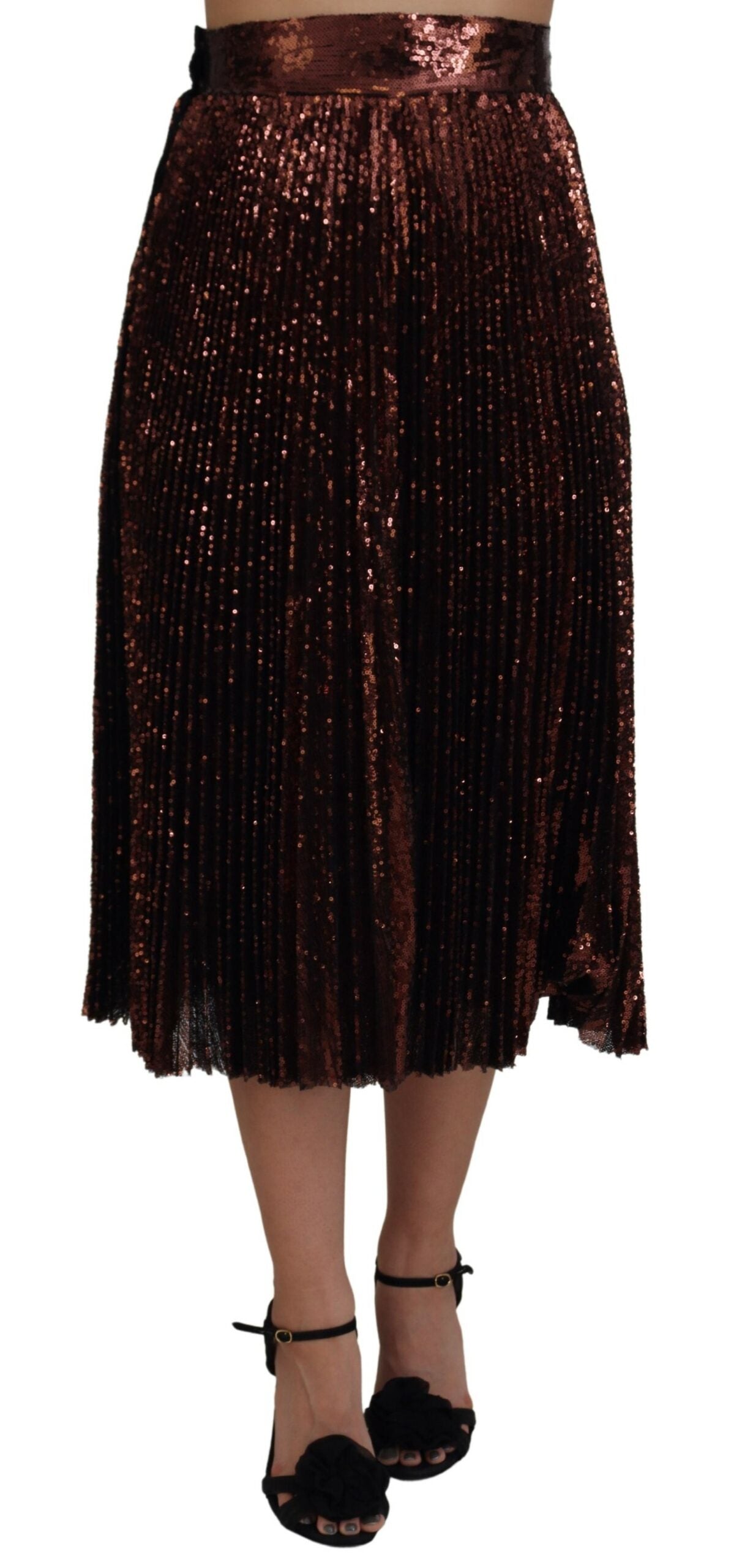 Long sequined skirt worn by a woman