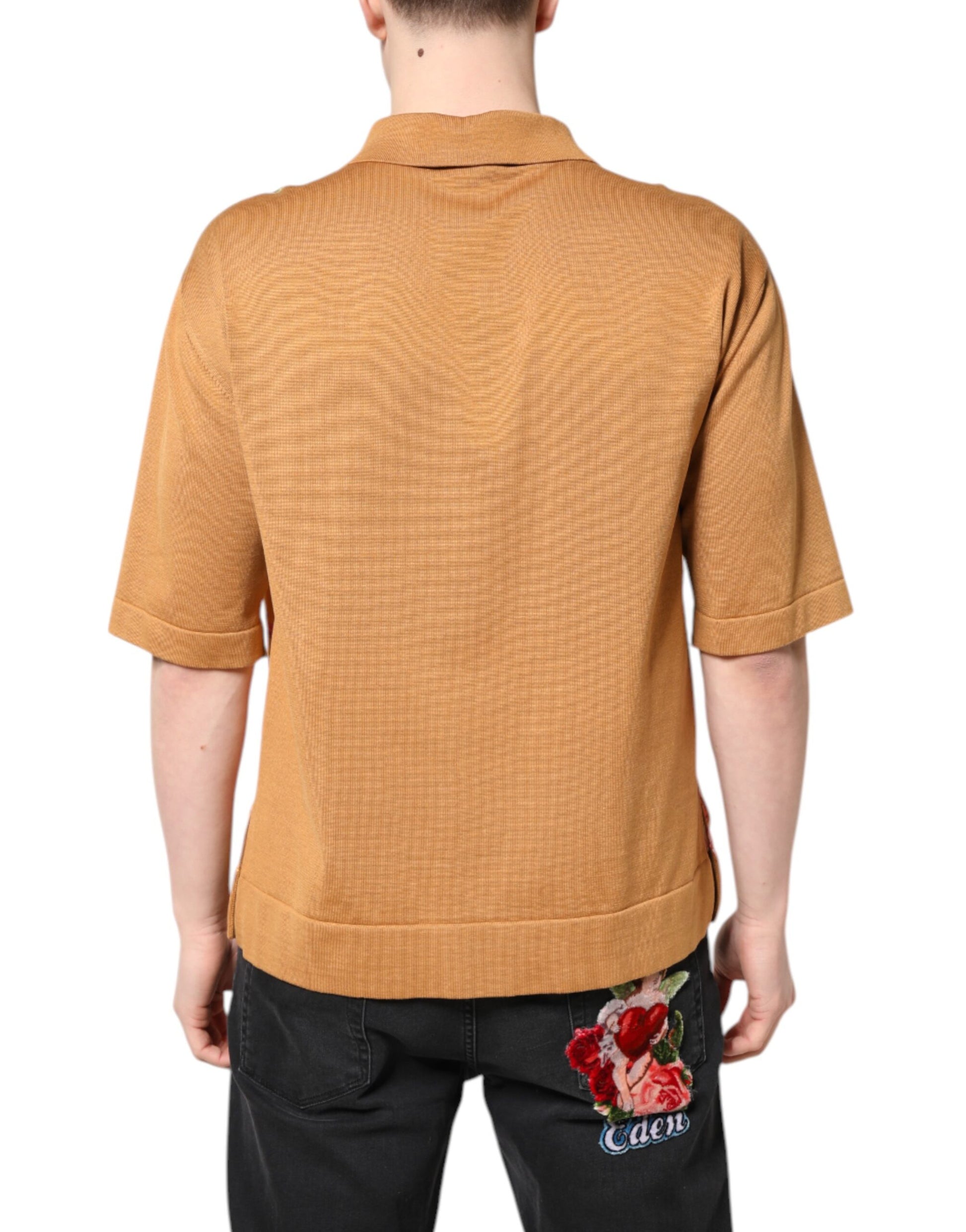 Man wearing a brown shirt with short sleeves