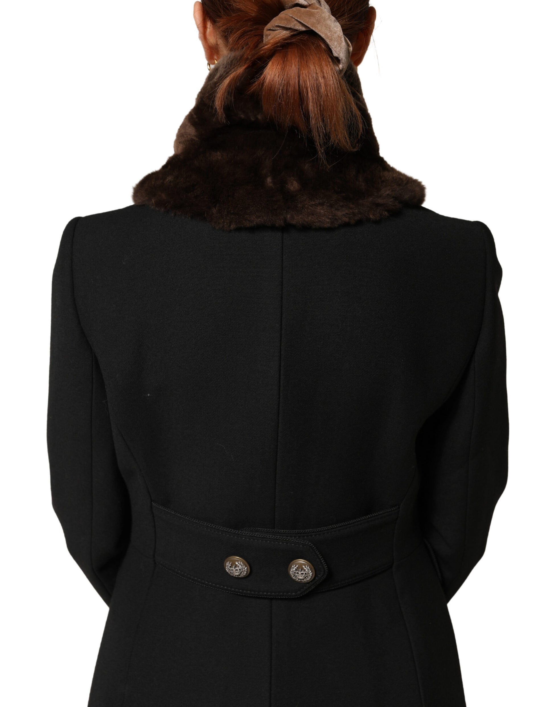 Woman wearing a black coat with fur collar