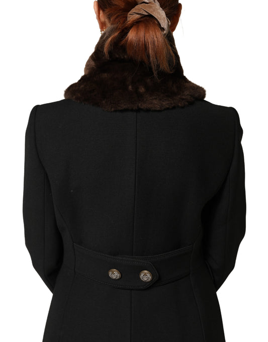Woman wearing a black coat with fur collar