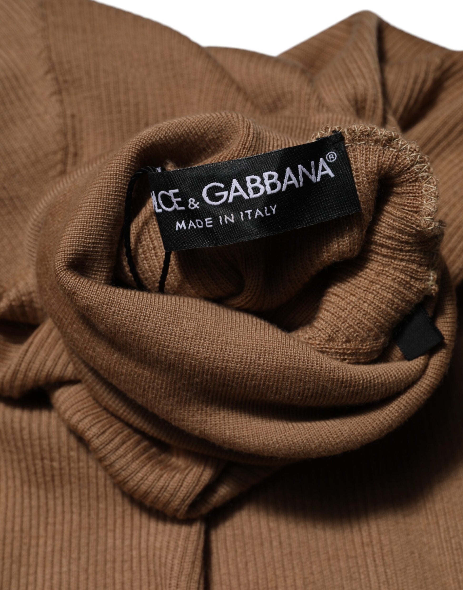 Brown knit scarf with tag