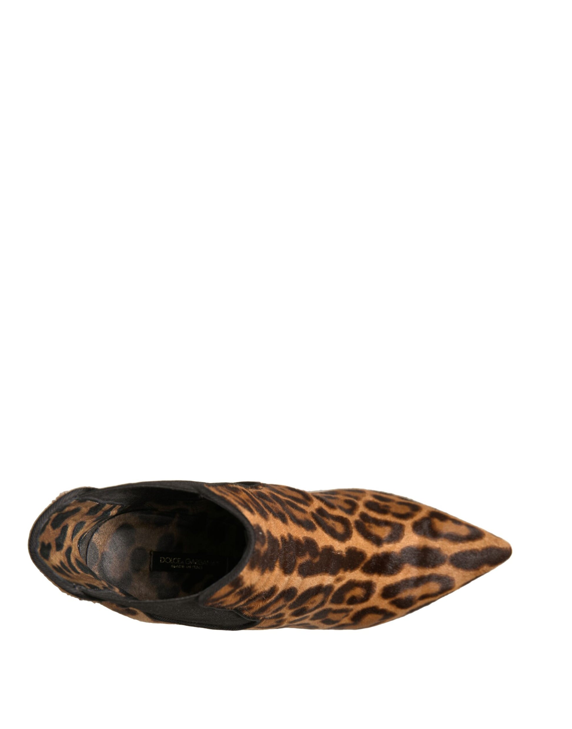 Leopard print shoe with a pointed toe