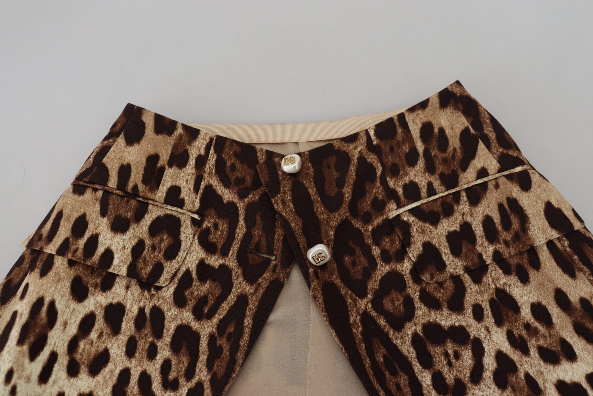 Leopard print shorts with buttons on waistband