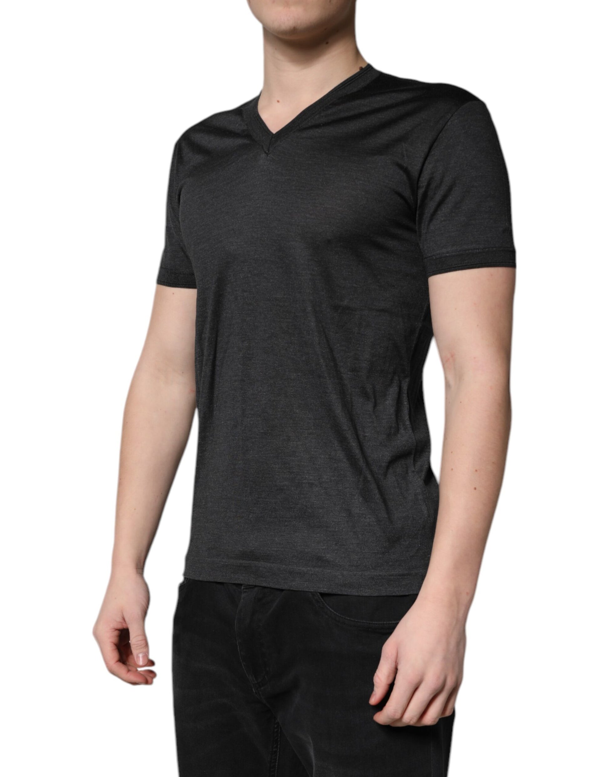 Men's fitted v-neck t-shirt in heather gray