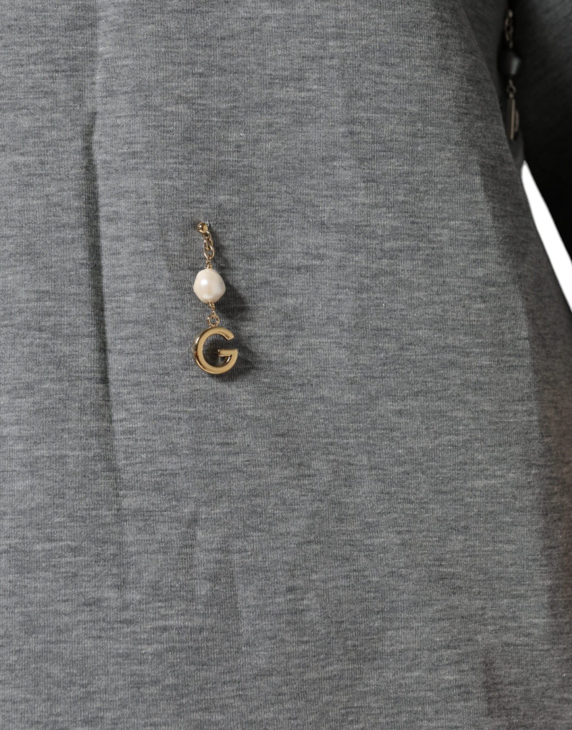 Earring with a pearl and gold letter G