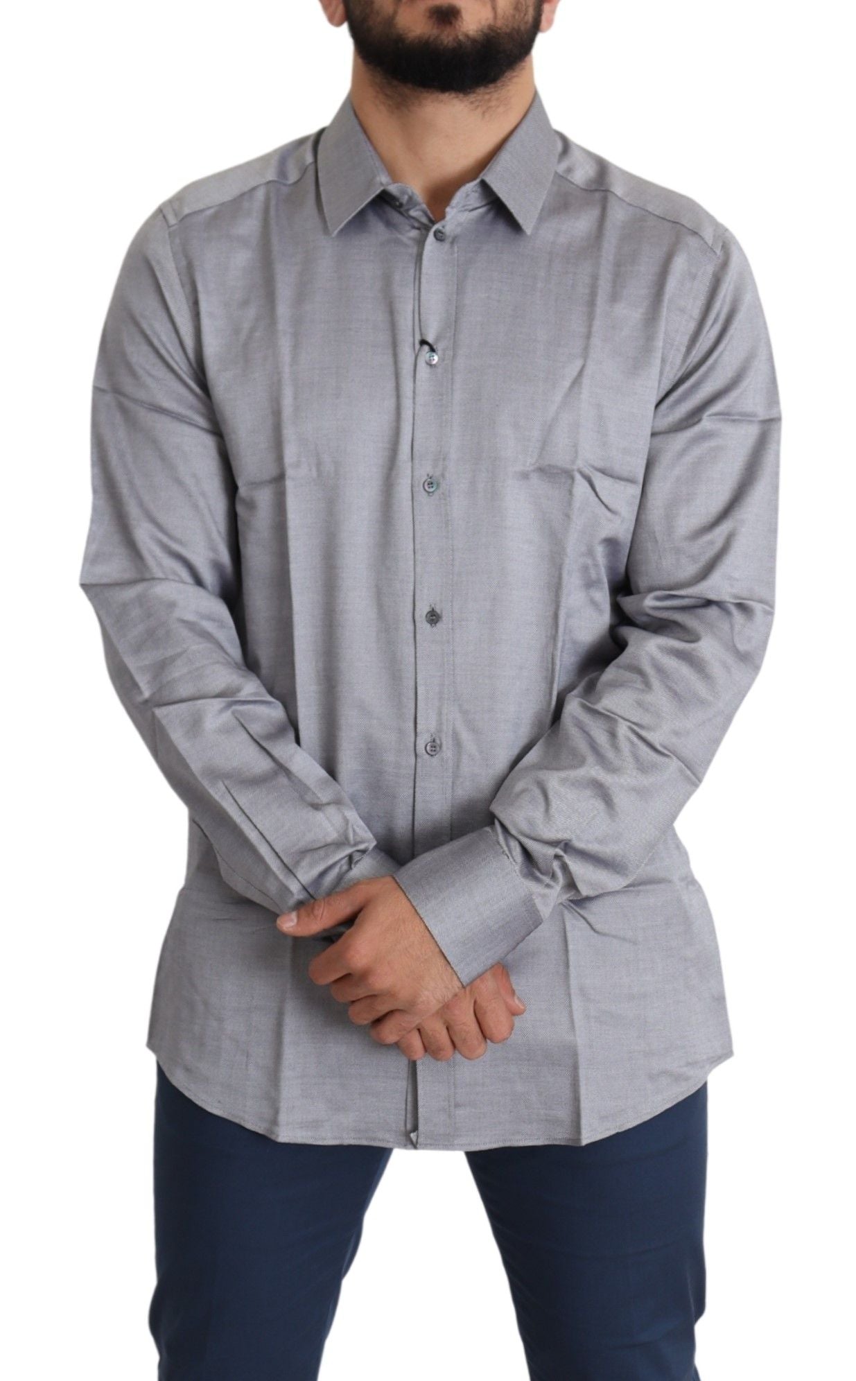 Man wearing a gray shirt