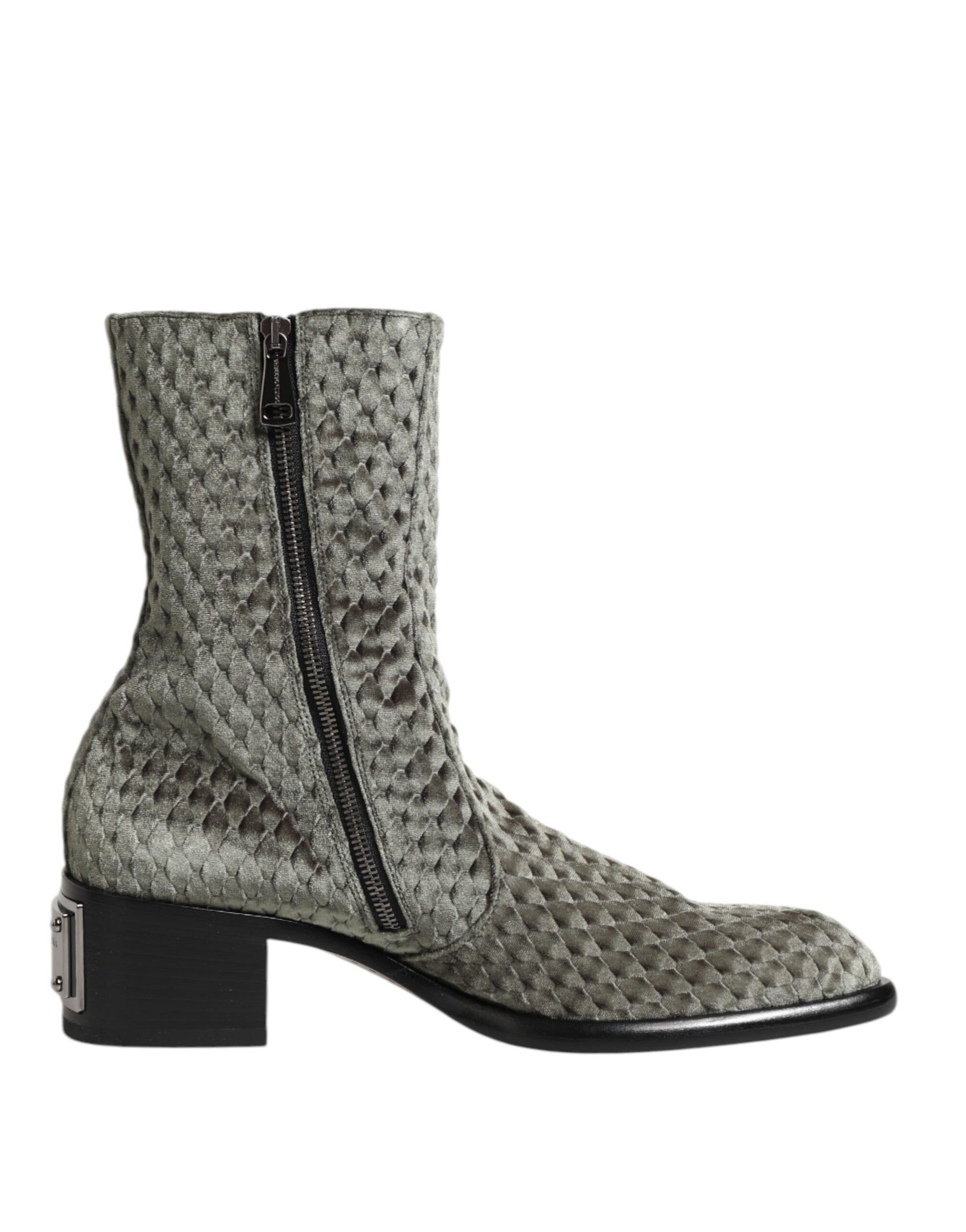 Boot with a high heel and zipper detailing