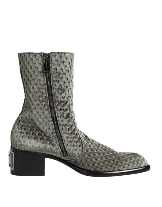 Boot with a high heel and zipper detailing