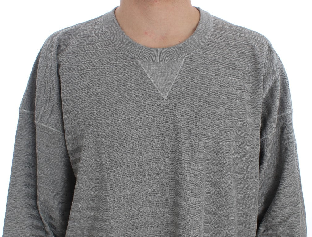 Long sleeve gray sweater with a V-neckline