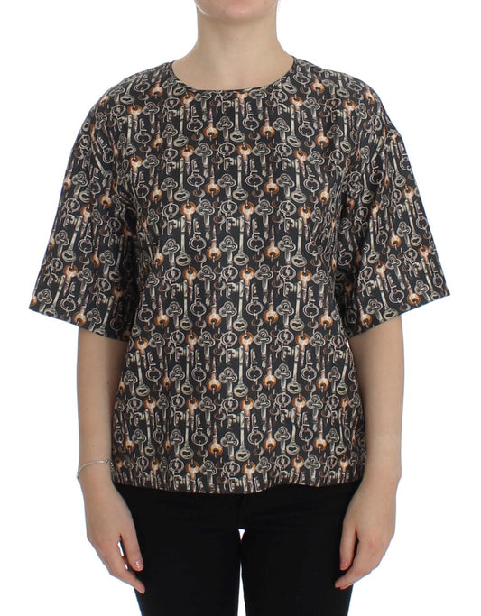 Woman wearing a black shirt with a pattern of musical notes