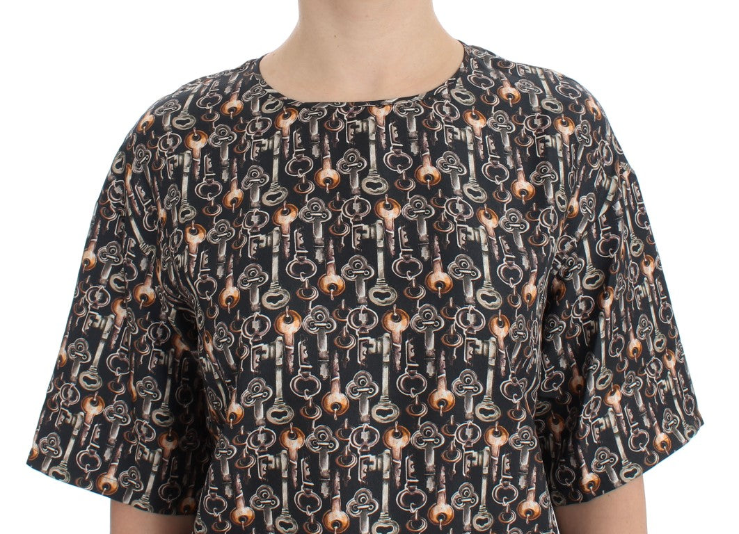 Short sleeved top with a pattern of various objects