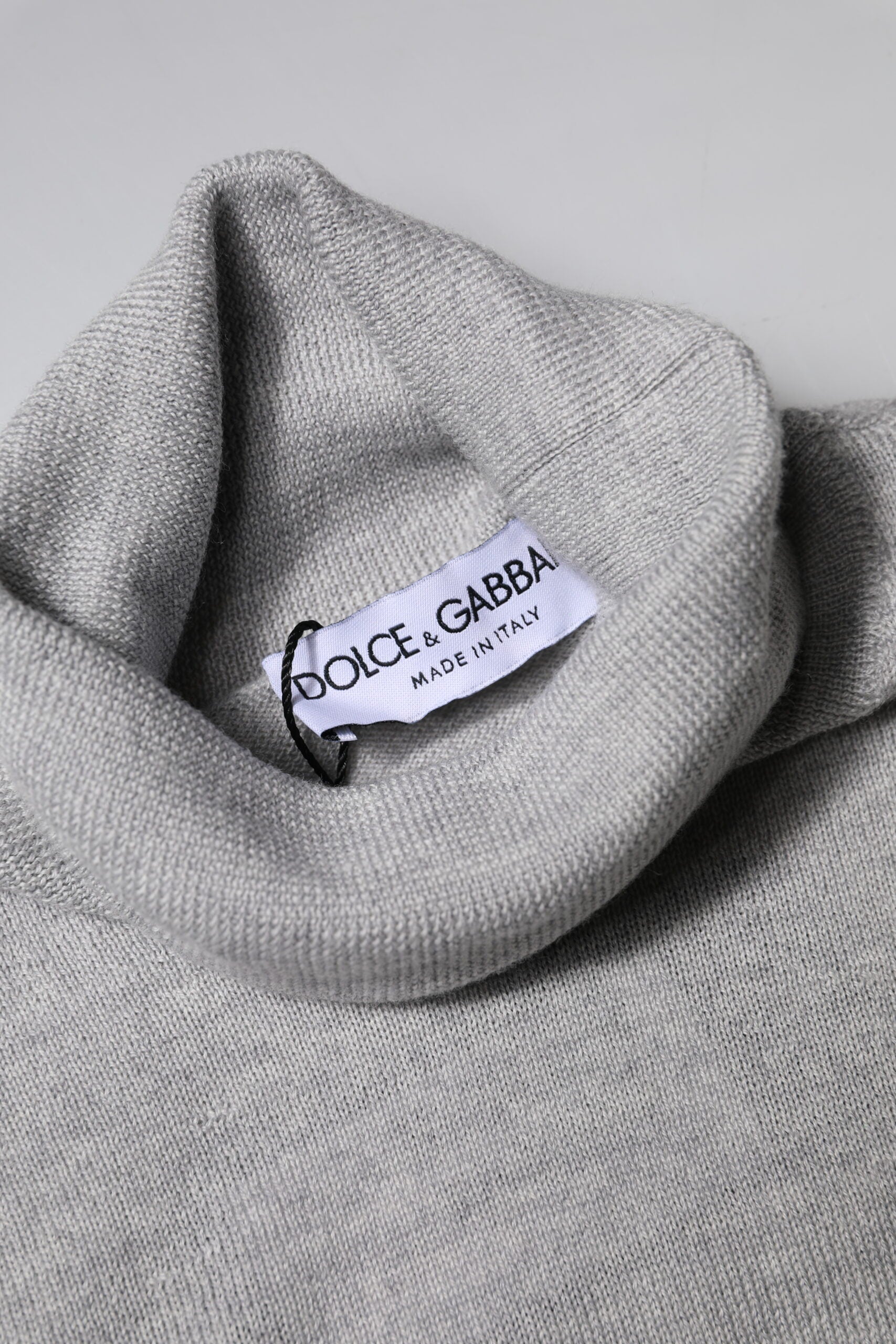 Grey knit scarf with tag inside