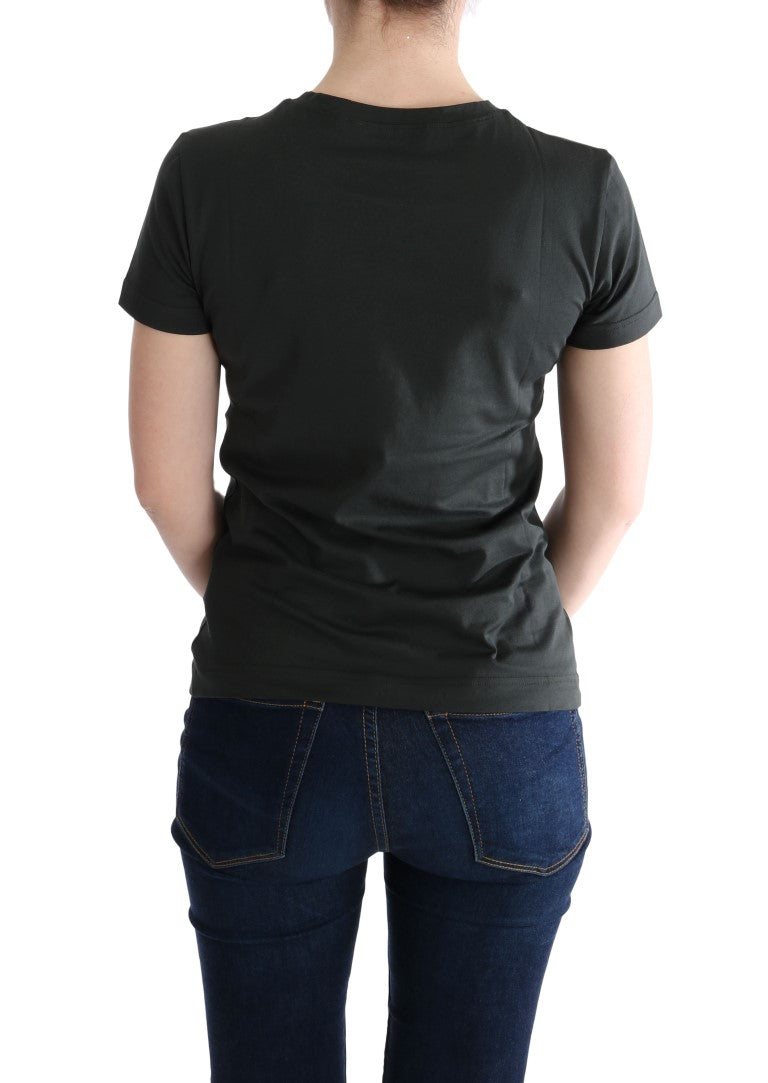 Woman wearing black t-shirt and blue jeans
