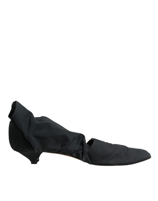 Black boot with laces