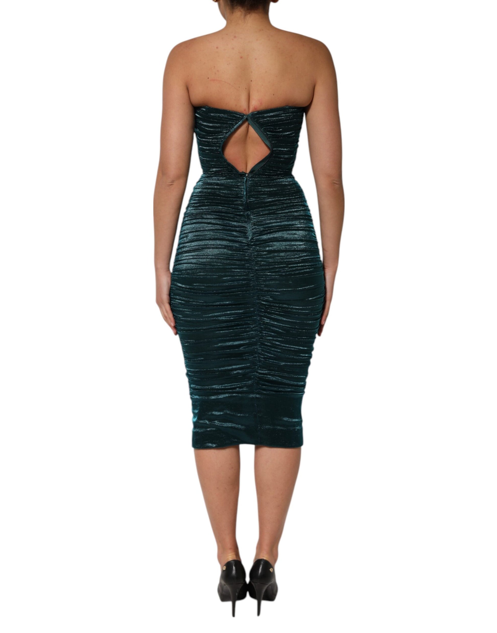 A fitted strapless dress in green silk satin with a back cutout and high slit on the side