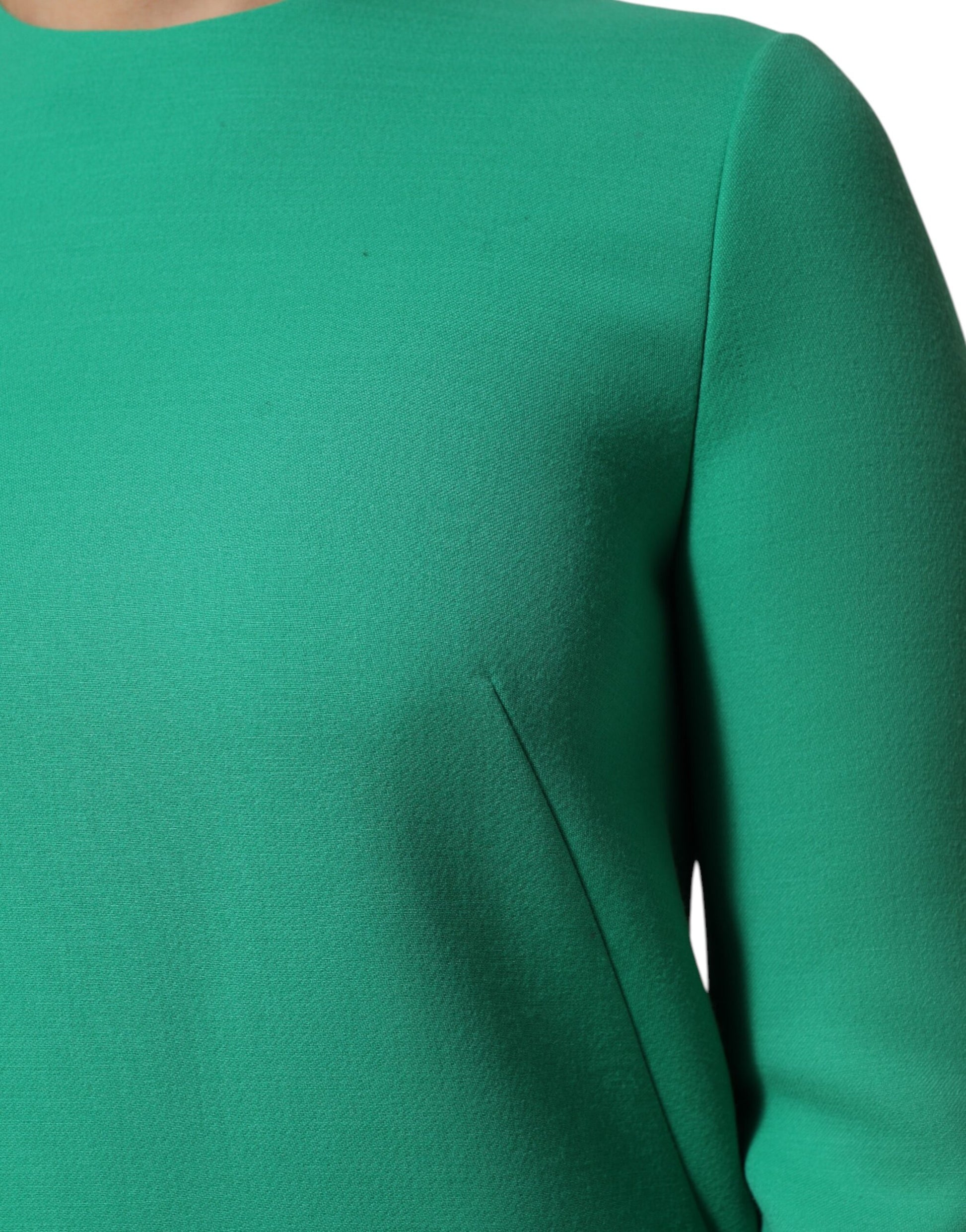 A green dress with a V-neck and long sleeves, made of viscose acetate