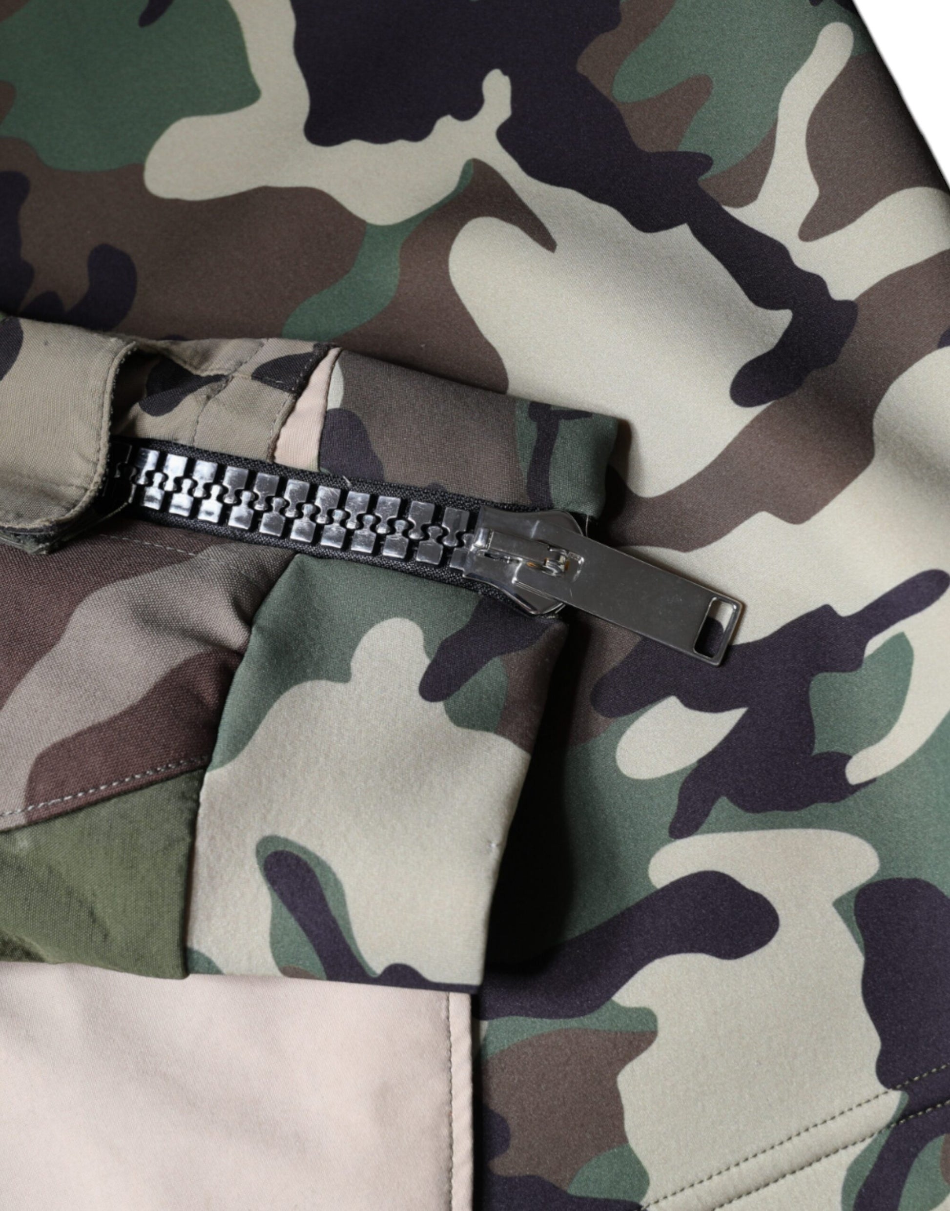 Camouflage jacket with zipper closure