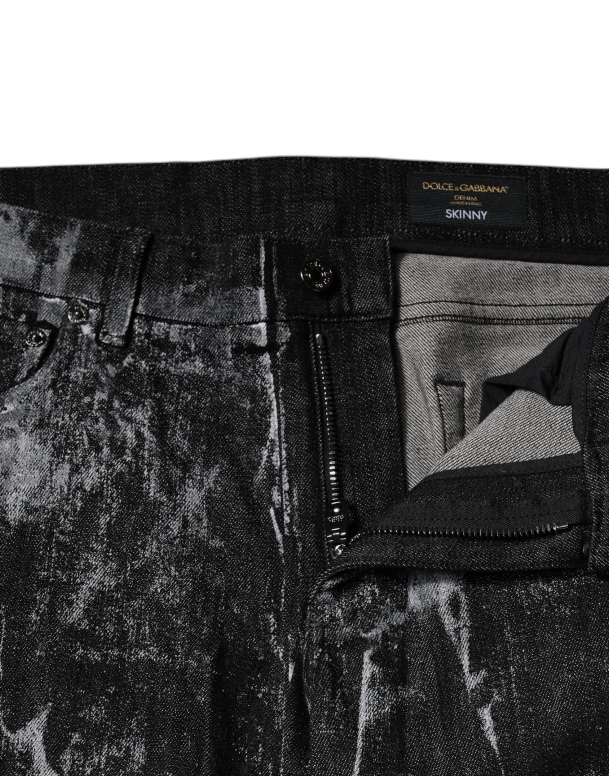 Pair of jeans with zippered pockets
