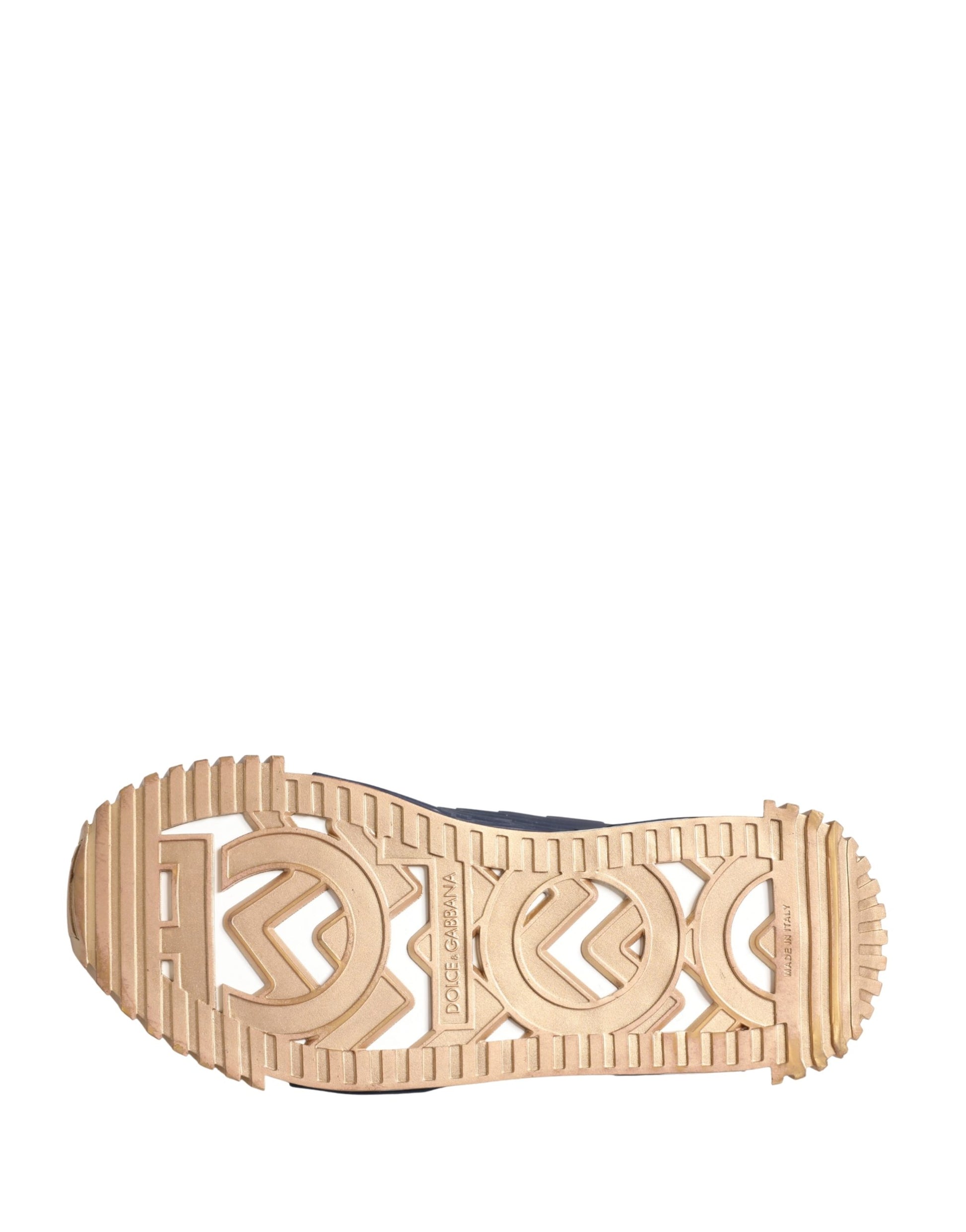 Shoe with a decorative design on top