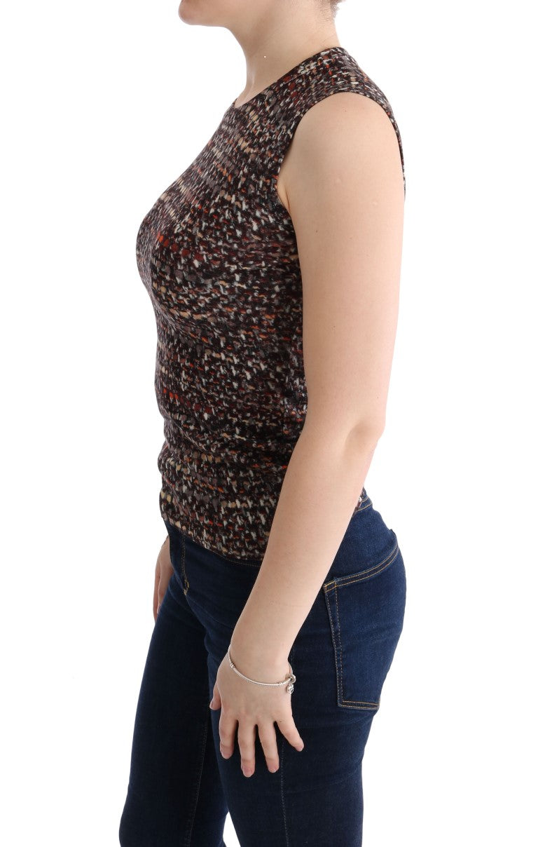 Woman wearing a sleeveless top and jeans