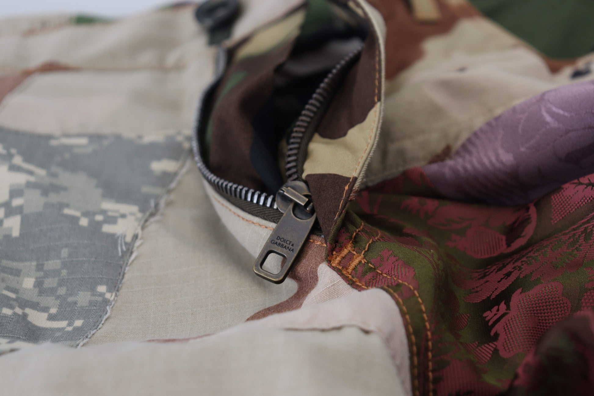 Camouflage jacket with zipper pulls