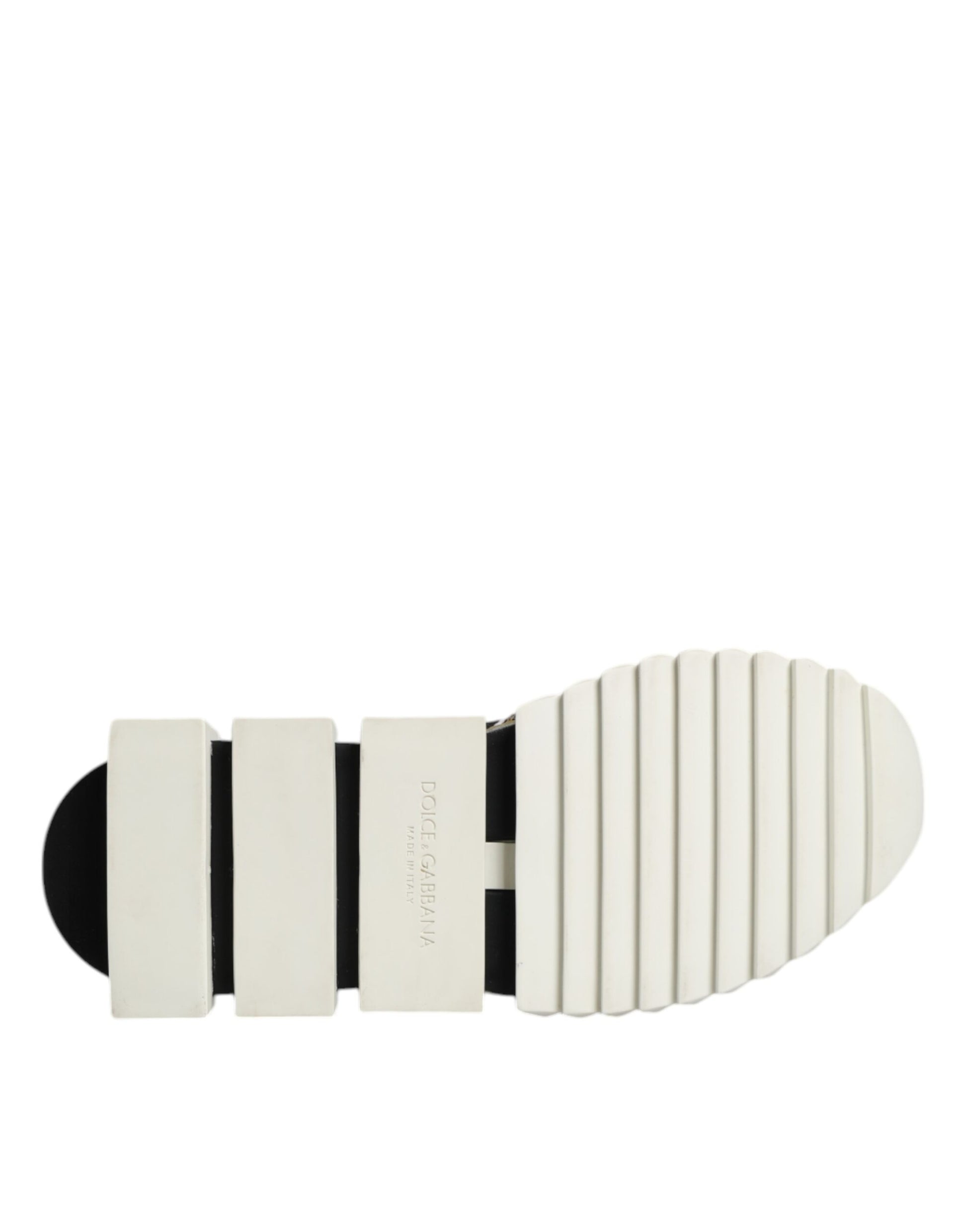 Footwear with a flat sole