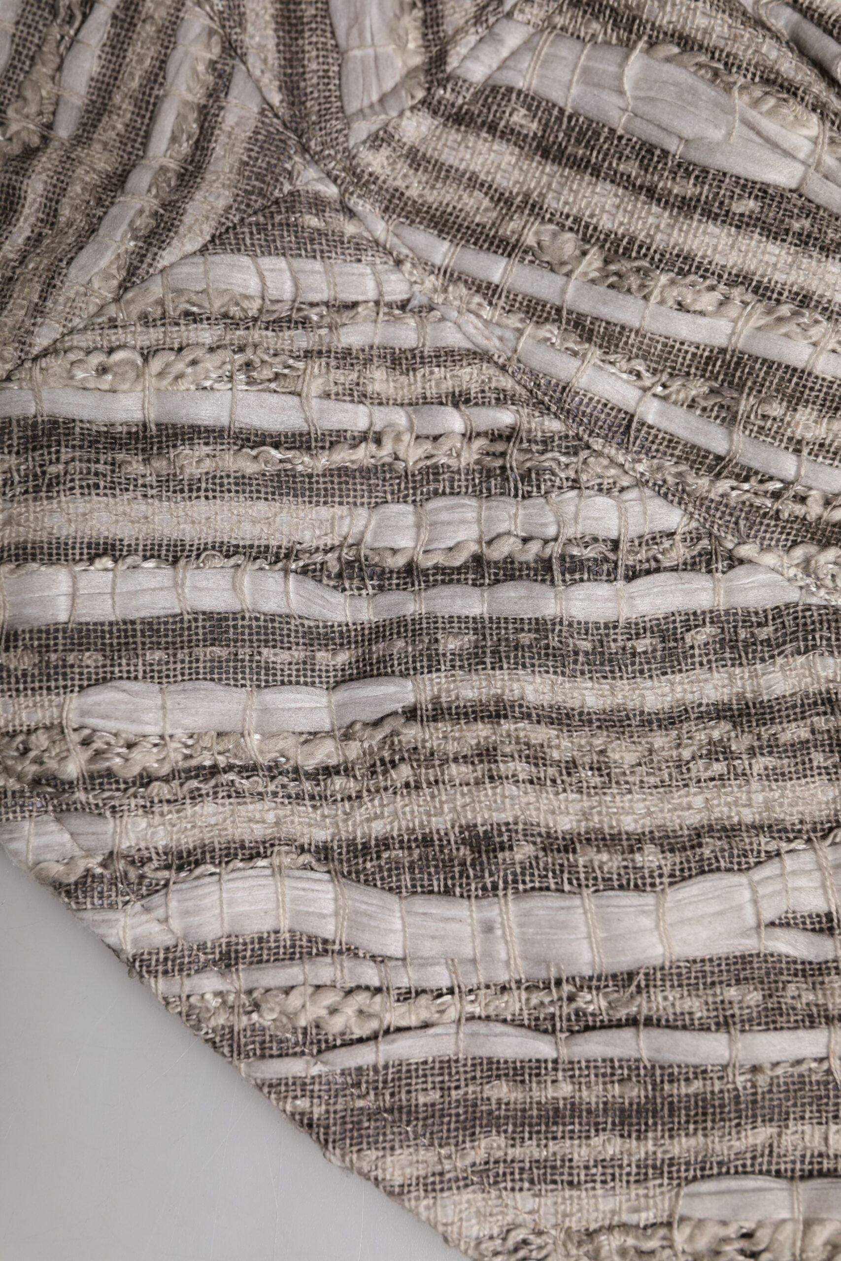 Textured fabric with horizontal stripes