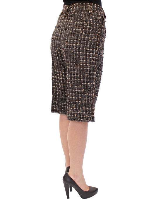 Woman's knee length skirt with patterned design