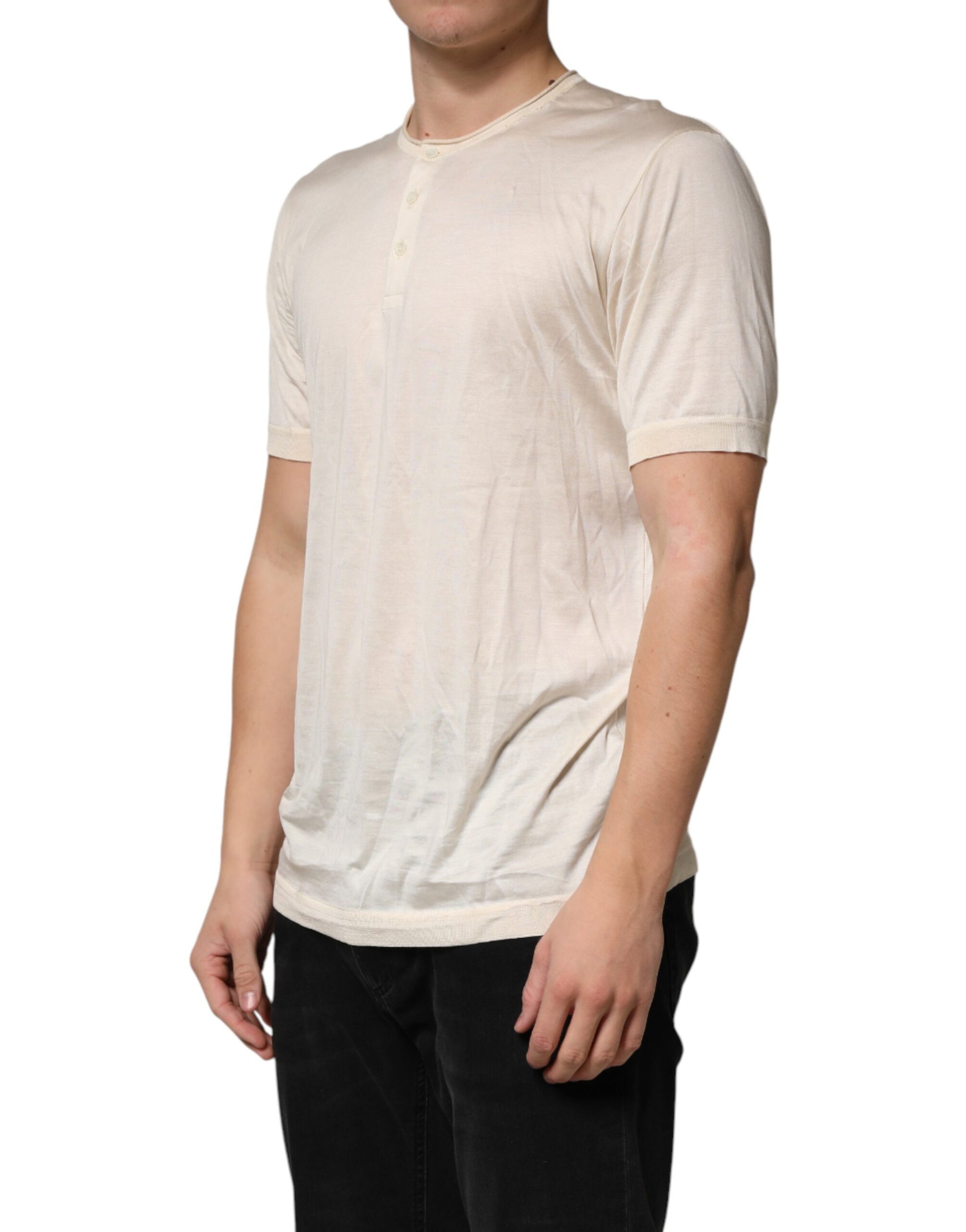 Man wearing a beige t-shirt