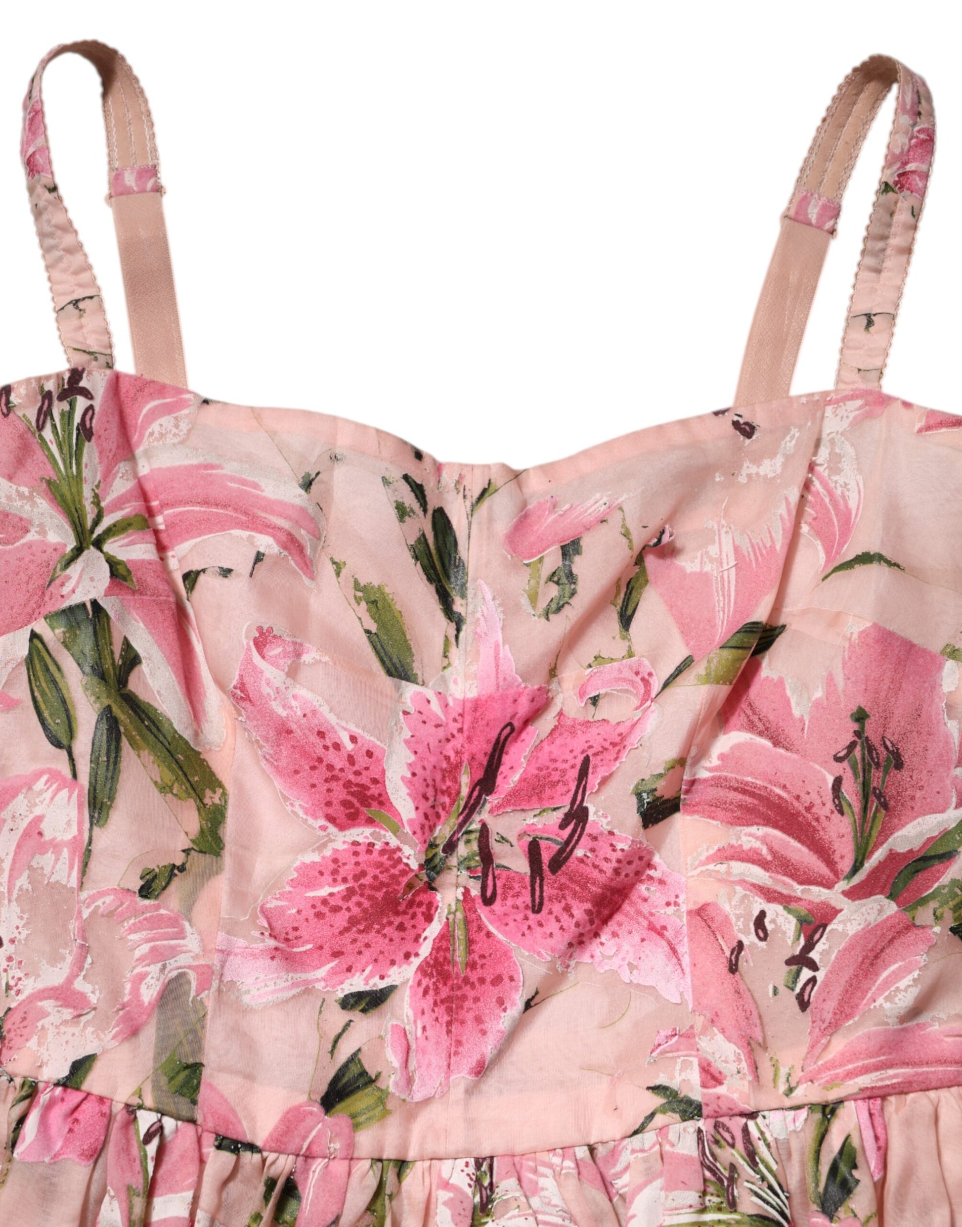 A sleeveless dress with a floral pattern and pleats, made of cotton