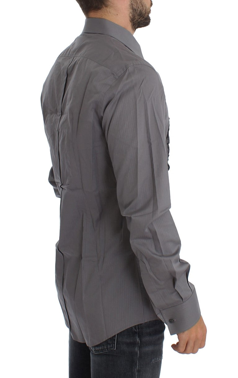 Man wearing a gray shirt