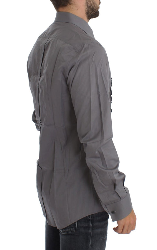 Man wearing a gray shirt