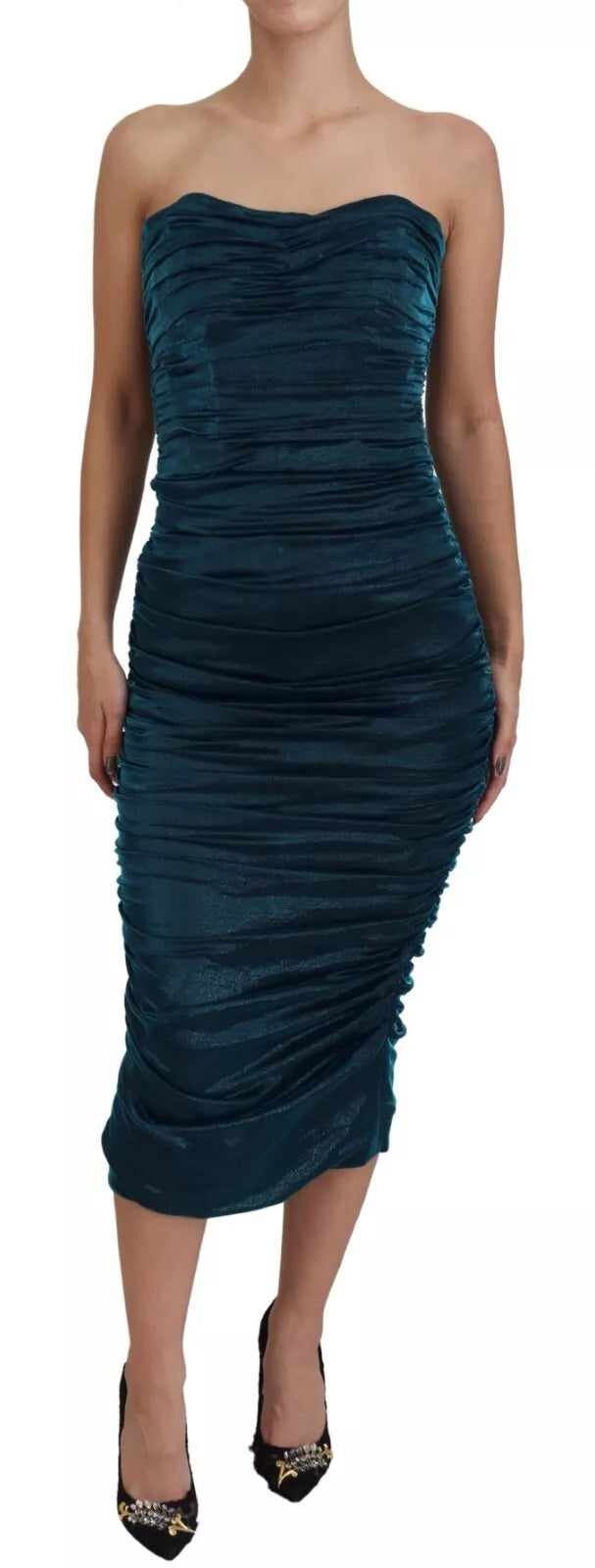 A fitted, strapless dress in blue satin with a silk blend