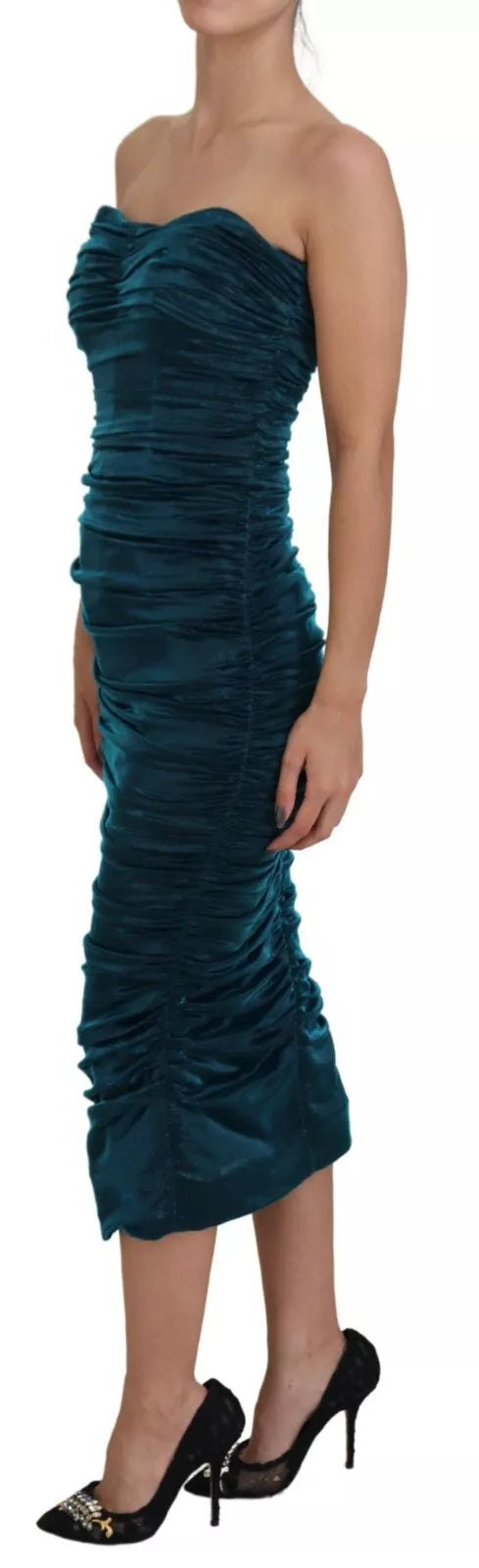 A fitted strapless dress in blue satin with a ruffled design