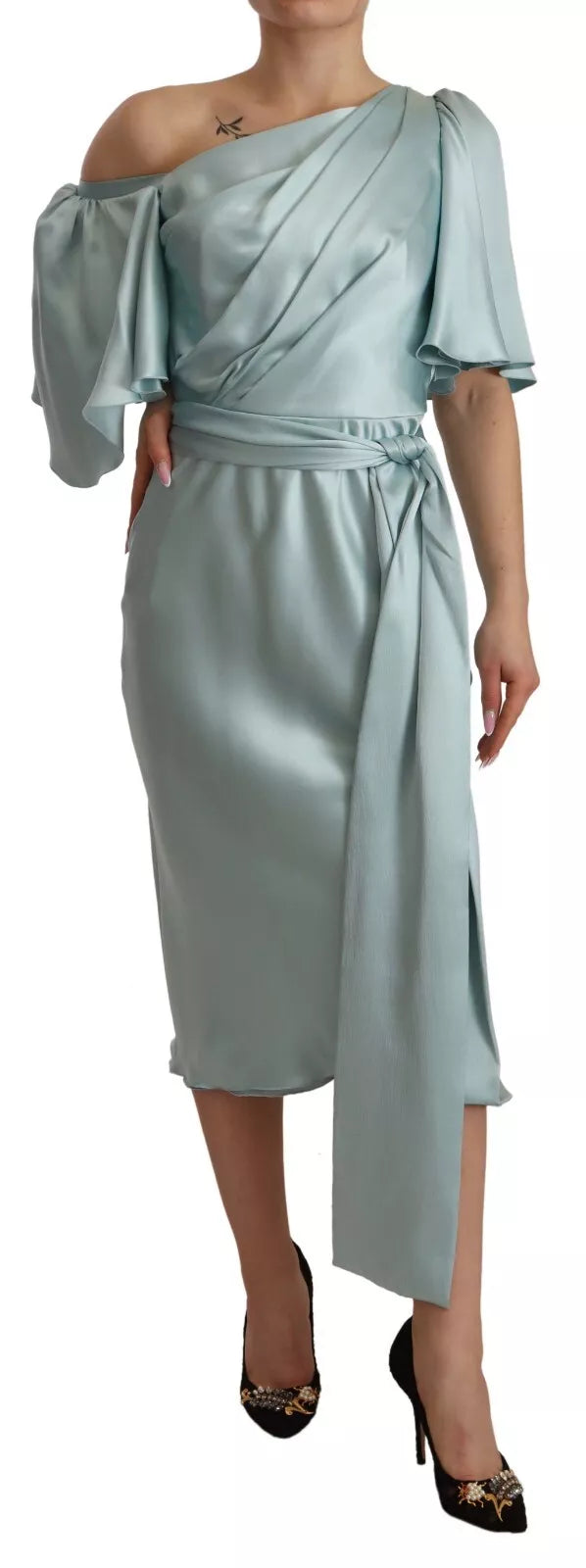 Woman wearing a light blue dress with ruffles on sleeves