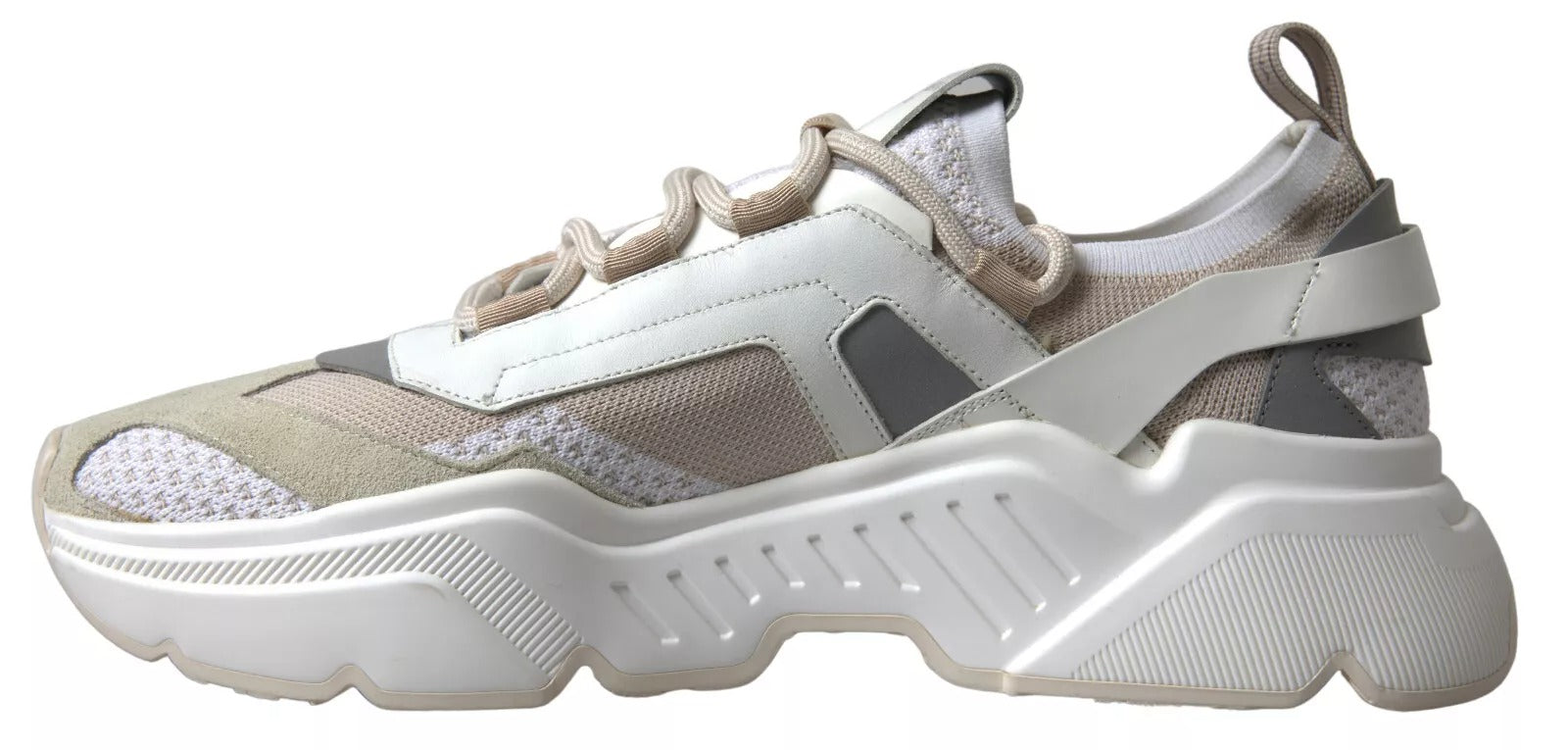 High top sneaker with laces and a pull tab