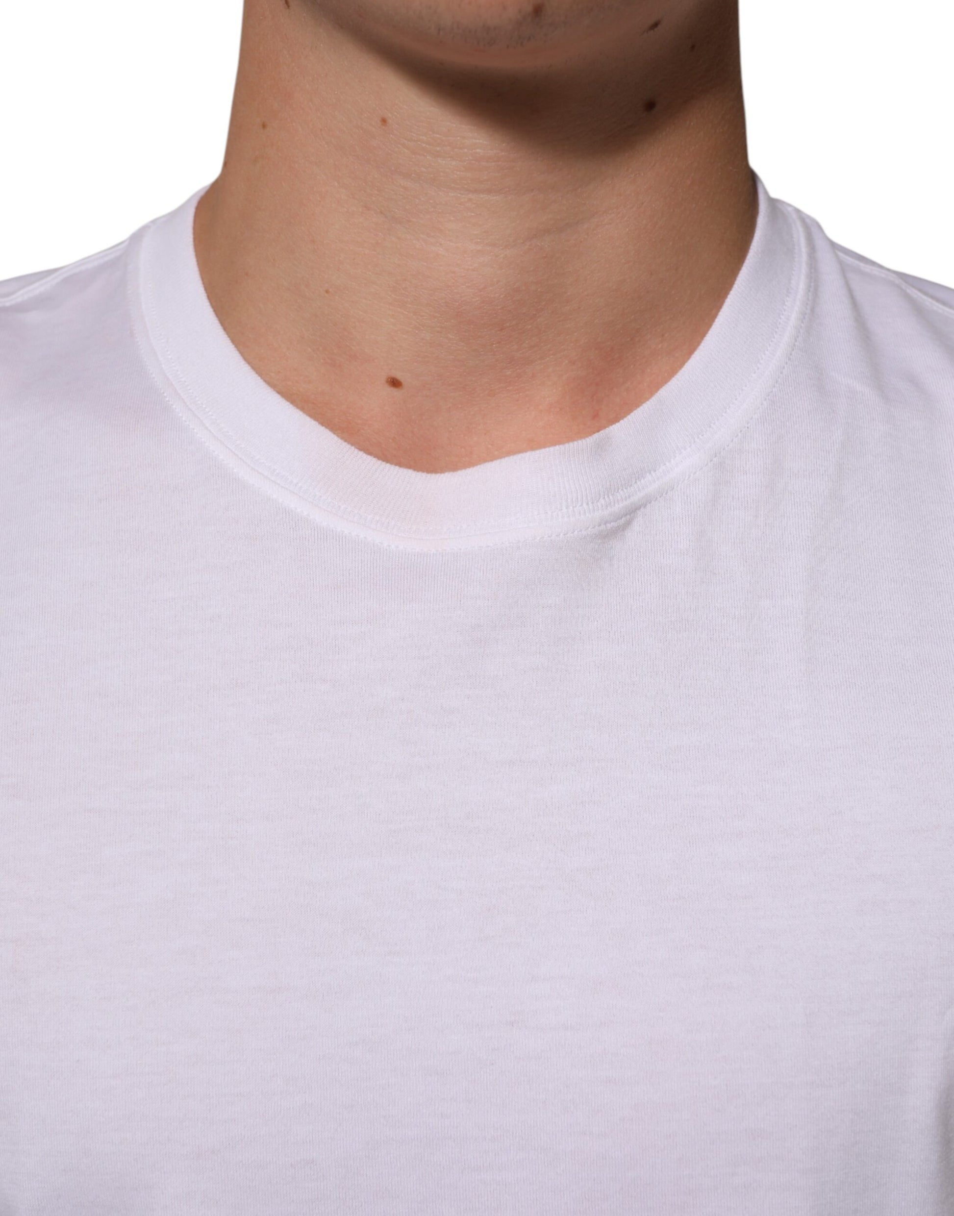 White short sleeve t-shirt on a man's neck
