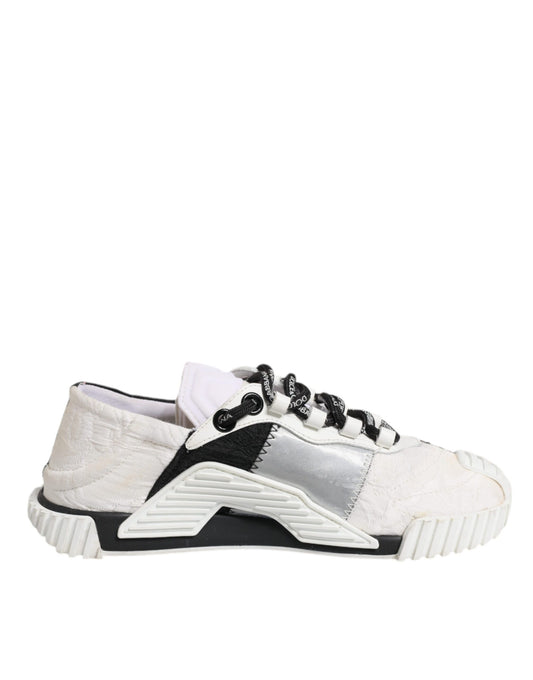 Baby shoe with velcro straps