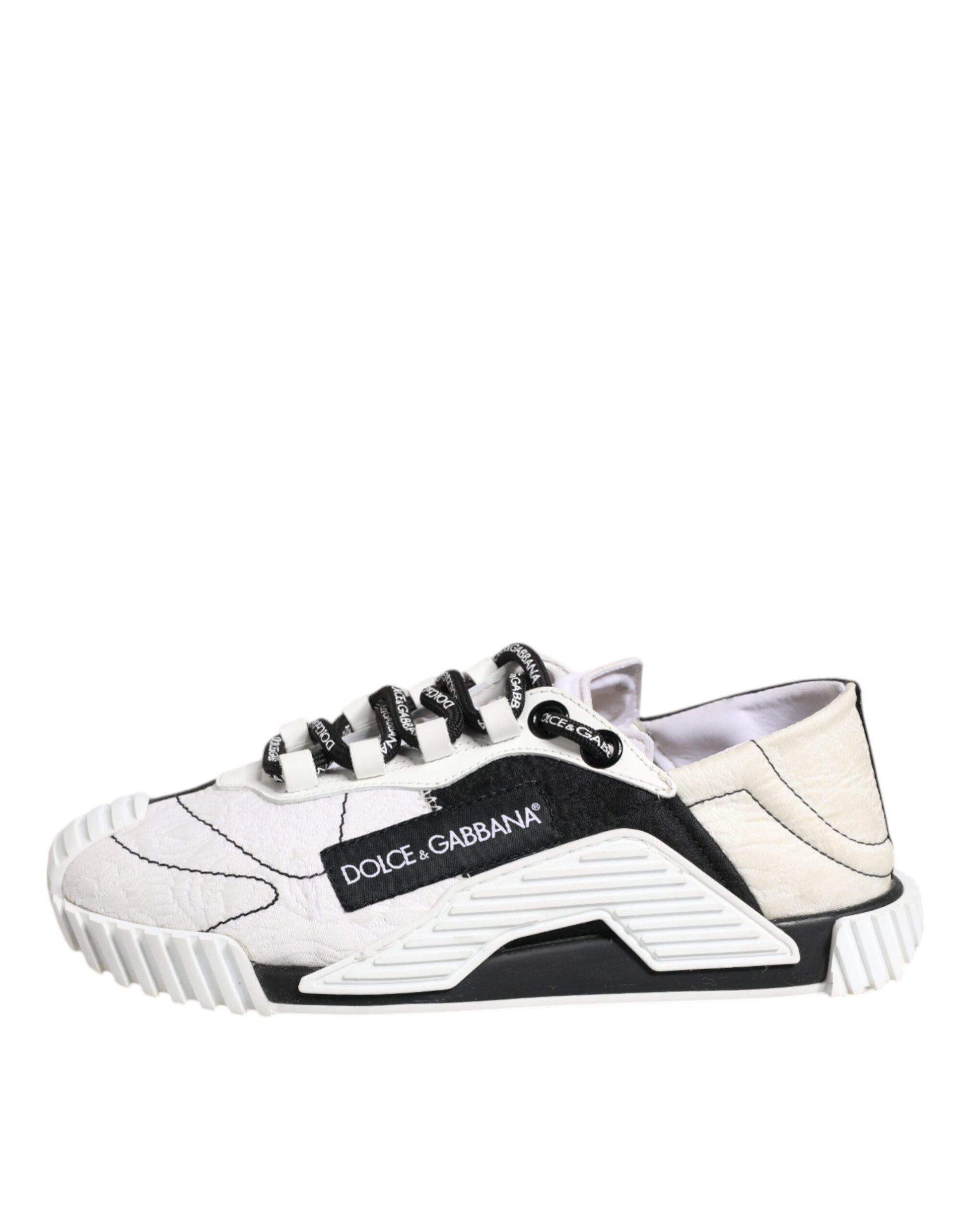 High top sneaker with laces
